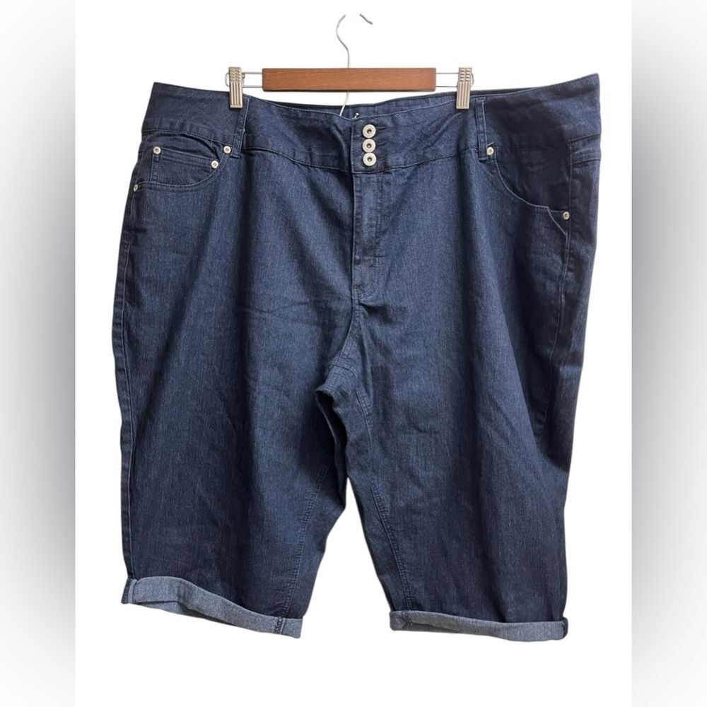 NWT Ashley Stewart Plus Size Triple Button Dark Wash Bermuda Jean Shorts SZ 30